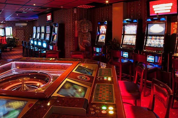 Live bingo room with numbered balls and player cards displayed on screen