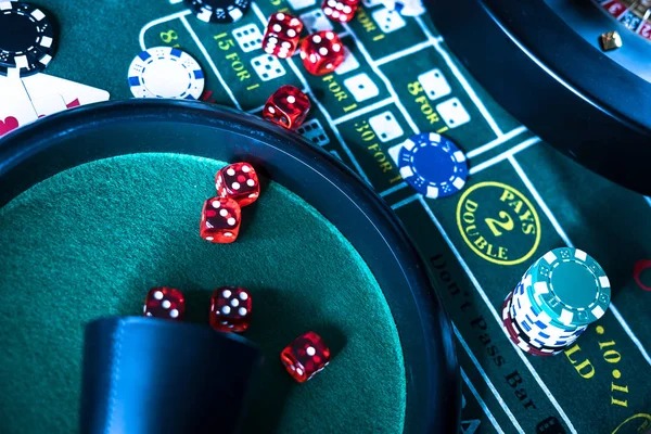 Player dashboard showing bingo card, called numbers, and live chat interaction